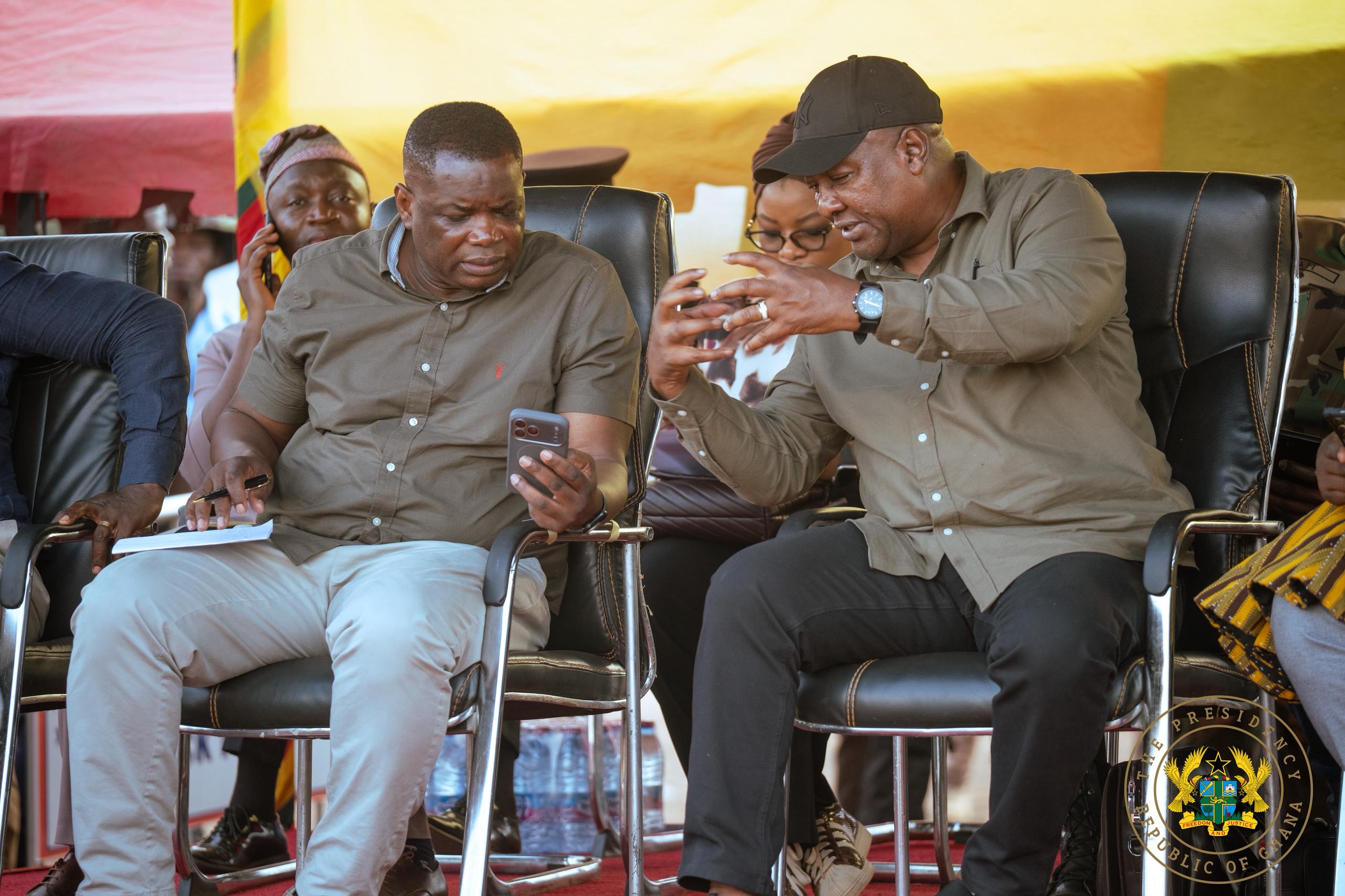 Mahama cut sod for reconstruction of Wenchi–Wa and Fufuso–Sawla Road