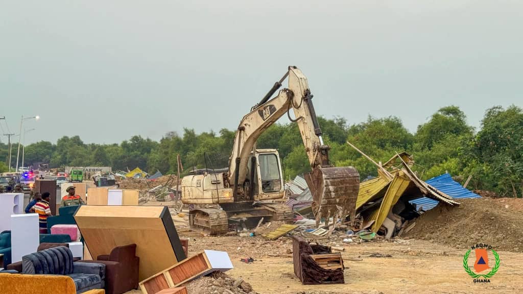NADMO, GARCC remove unauthorized structures along Kpeshie Lagoon in La