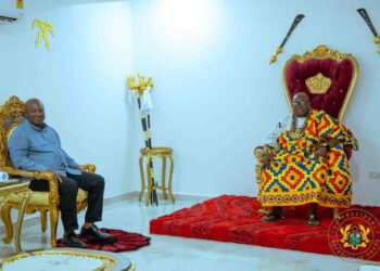 Prez Mahama pays courtesy call on Awoemefia during Volta Tour